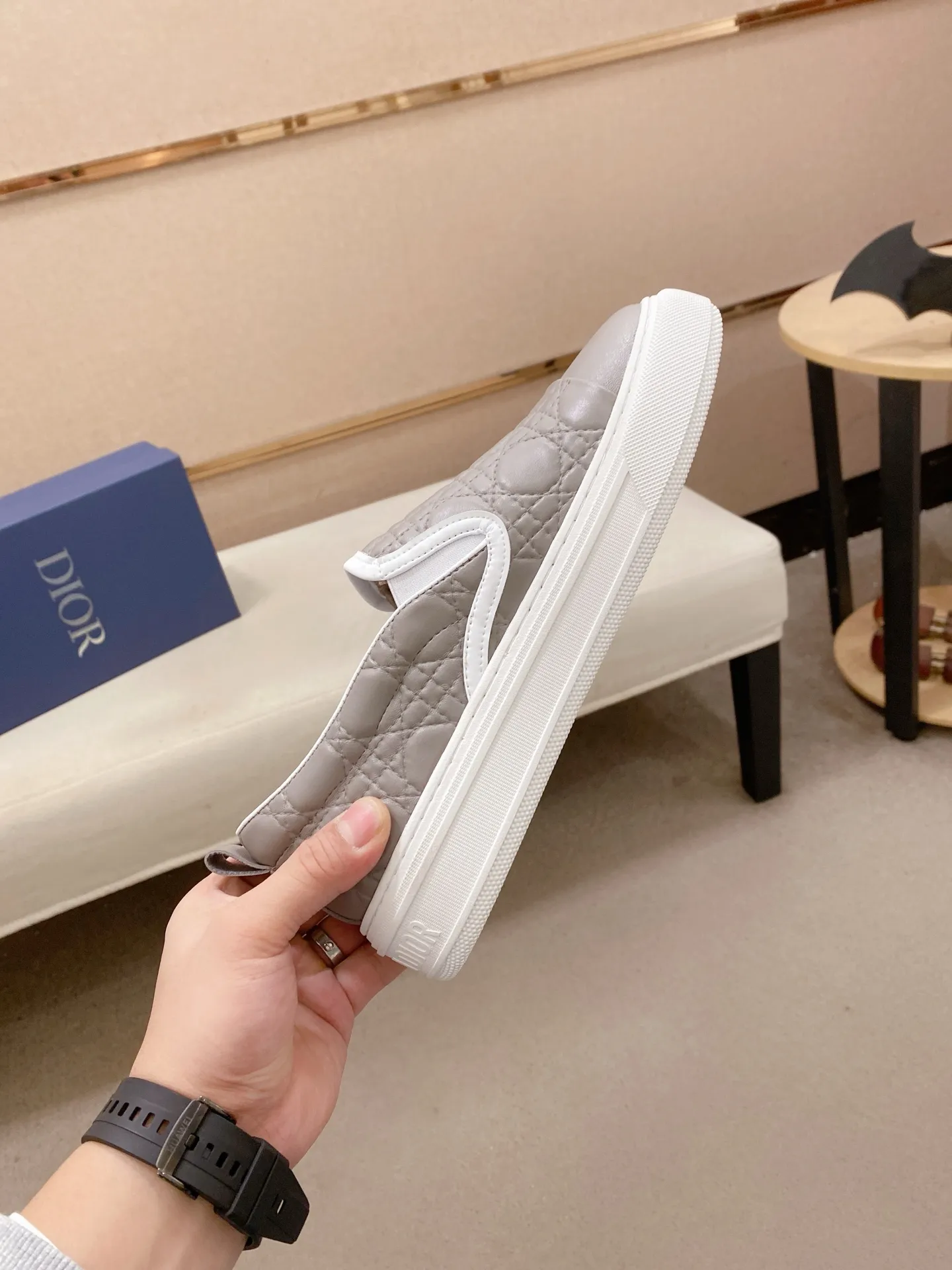 Factory price: 380💰 (leather lining * velvet lining optional) [Dior·Dio*] new casual sports style men's shoes, brand new design, perfect workmanship, slip-on lazy style to create cabinet quality, upper: imported first-layer cowhide, sheepskin lining is soft and comfortable, ultra-light rubber wear-resistant outsole, simple, versatile men's shoes, size: 39-44. Can be customized.45.46.47